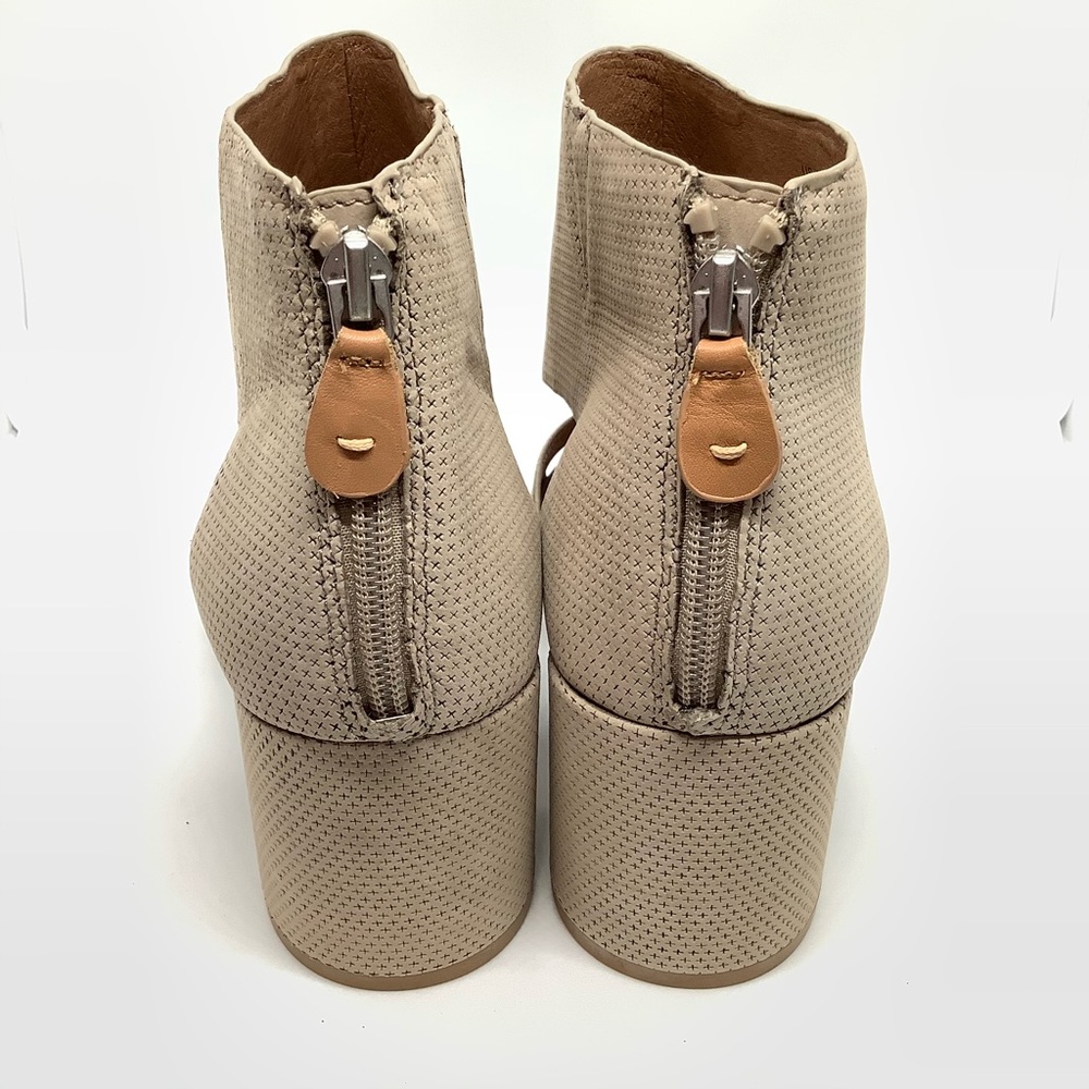 GENTLE SOULS ROAN ANKLE SANDAL BY KENNETH COLE - Picture 4 of 8